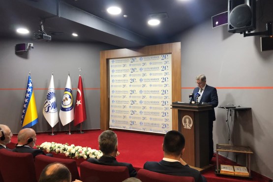 Zamjenik predsjedavajućeg Predstavničkog doma PSBiH dr. Denis Zvizdić obratio se studentima i zvanicama povodom 20. godišnjice osnivanja i rada Internacionalnog univerziteta u Sarajevu